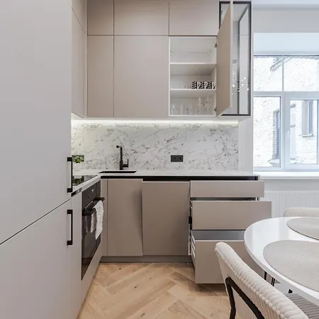 Elegant Center Apartment