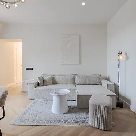Elegant Center Apartment *