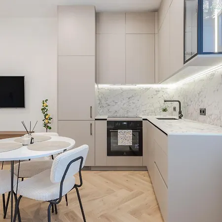 Elegant Center Apartment