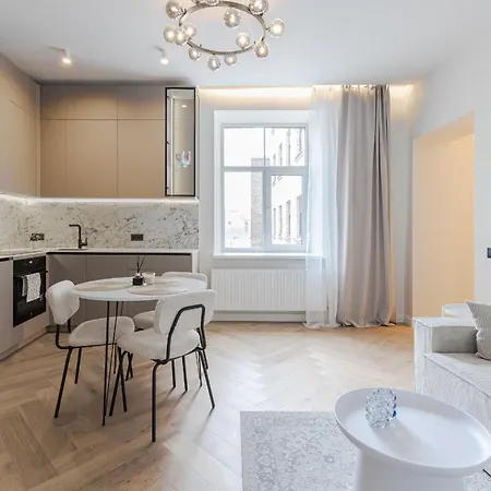 Elegant Center Apartment *